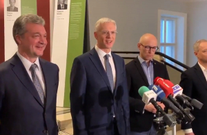 Кадр дня: политики посмеялись над вопросом про «конверты» Петравичи