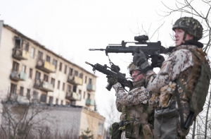 Учения Земессардзе вне полигонов: на улицах Пардаугавы появятся вооруженные бойцы