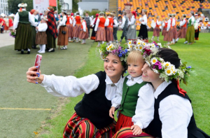 Эксперт: на дворе 2019 год - а в Латвии по-прежнему не любят «несвоих»