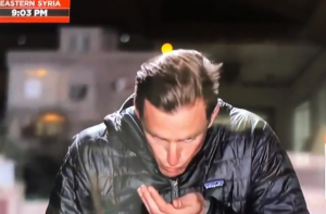 Опозорился в эфире: журналист в ходе репортажа из Сирии зализал волосы слюной