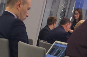 Стиляга! Парадниекс во время заседания в Сейме выбирал себе пиджак