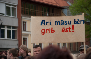 Учителя пожаловались в Еврокомиссию на «незаконный» госбюджет Латвии