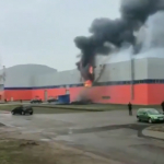 В Елгаве тушат пожар на предприятии: жителей призывают закрыть окна