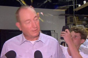 В Австралии о голову сенатора разбили яйцо за слова о теракте в мечетях