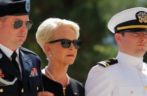 Вдова Маккейна после твитов Трампа получает угрозы