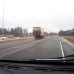 Видео из Эстонии: грузовик на бешеной скорости мчится по встречке