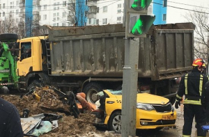 Грузовик раздавил такси в Москве; погибли два человека