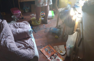 В гуаши и собачьих экскрементах: полиция Риги изъяла трех брошенных детей