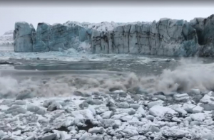 ВИДЕО: в Исландии туристы убежали от ледяного цунами