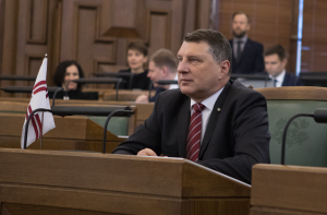 Вейонис провозгласил поправки об оплате сверхурочных, с которыми сам не согласен