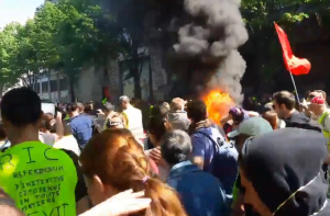 «Миллионы для Нотр-Дам, а бедным?» Во Франции протестуют «желтые жилеты»