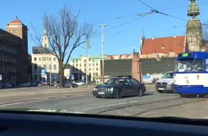 Медик снял видео о толерантности рижских водителей на дорогах