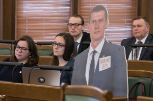 Из зала Сейма пропал «картонный Юрашс», Стрике грозилась вызвать полицию