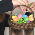 Фантазия через край: мама сделала дочери «пасхальную прическу»