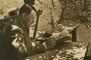 В СМИ показали фото пожилого Гитлера без усов