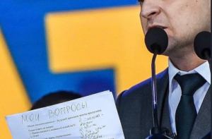 Пользователи сети посмеялись над шпаргалкой Зеленского на русском