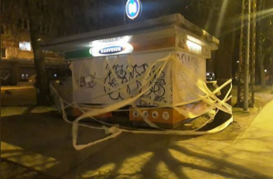 Неизвестные обмотали туалетной бумагой рижский киоск