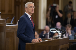 Премьер-министр Латвии уходит в отпуск