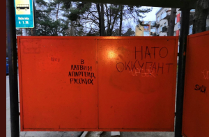 Депутат нацблока пожаловался на надписи на рижских остановках