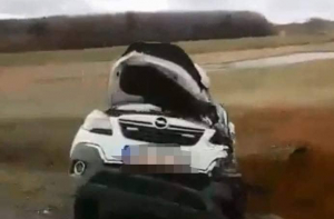 ВИДЕО: под Салдусом произошло ДТП с участием полицейского