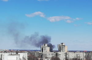 В Пурвциемсе открытым пламенем горело здание