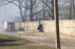 Очевидцы сообщают о взрывах на месте пожара в Пардаугаве