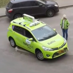 Ни туда и ни сюда! В рижском дворе такси застряло на островке безопасности