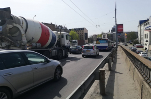 Рига продолжает стоять в пробках: глава МВД призвал водителей к пониманию