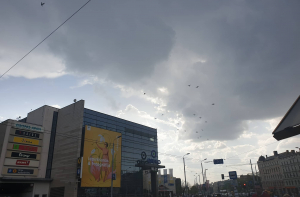 «Теперь можно сидеть на земле!»: в Латвию пришла первая гроза