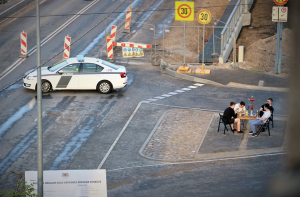 Рижане не сдаются: на Деглавском мосту решили устроить пикник