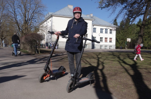 В эстонском городе чиновников пересадили с автомобилей на самокаты