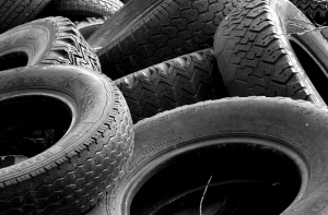 Организатор субботника: за разбросанные шины отстрелила бы всем яйца