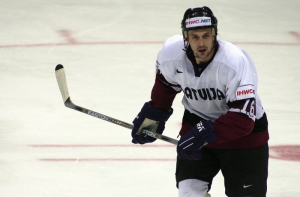 Чтобы помнили: сборная Латвии увековечит номер хоккеиста Жолтока