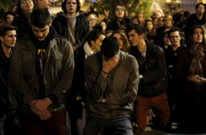 Люди встали на колени перед сгорающим собором Парижской Богоматери