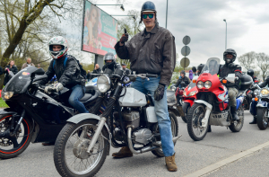 Мотоциклистам разрешили ездить по полосам общественного транспорта