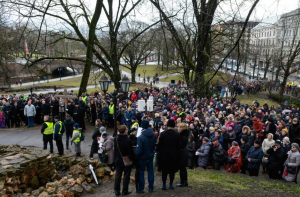 В Риге сотни людей вышли на экуменический Крестный ход