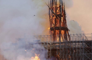 Обрушились шпиль и крыша: во Франции горит собор Парижской Богоматери