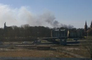 В Пардаугаве горит здание: пострадал пожарный