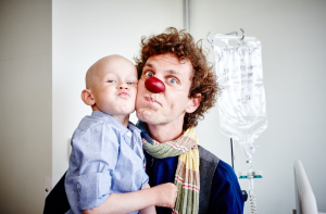 Надень красный нос! Знаменитости призывают поддержать Докторов-клоунов