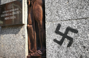 Ночью на здании Минобразования нарисовали свастику