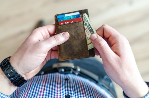 Почти половина латвийцев не верит, что их усилия приведут к достатку