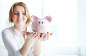 Большинство латвийцев копят деньги на высшее образование детей