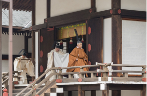 Впервые за 200 лет император Японии отрекся от престола