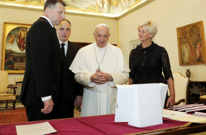 Вейонис подготовил папе Римскому подарок