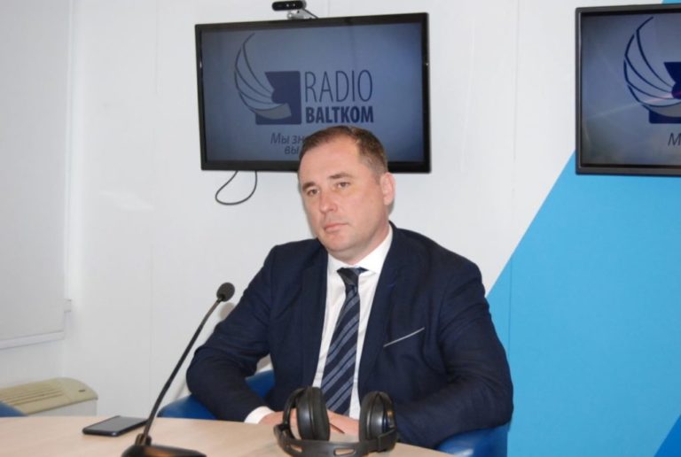 Кандидат в президенты Шмитс сравнил правительство со своей маленькой дочкой