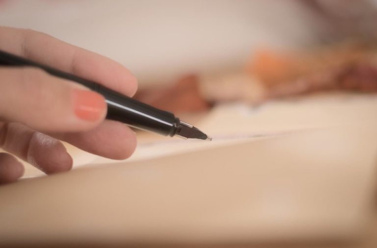 Жителей Латвии обязали писать завещания вручную