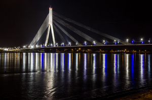 Ночью по Вантовому мосту в Риге взобрался мужчина