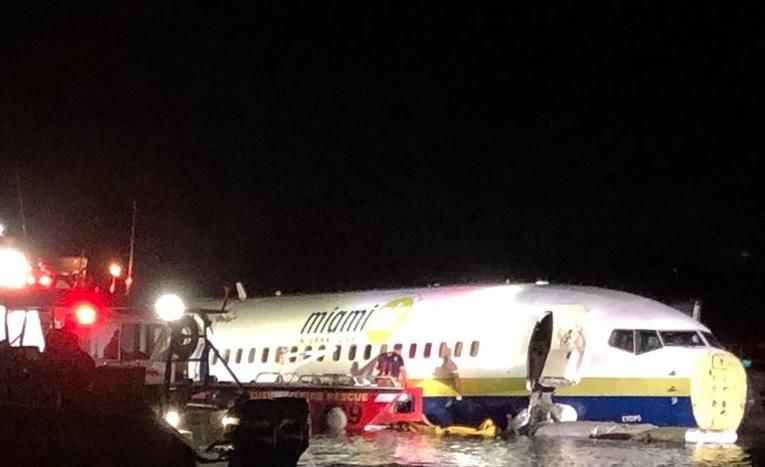 Во Флориде пассажирский Boeing 737 упал в реку