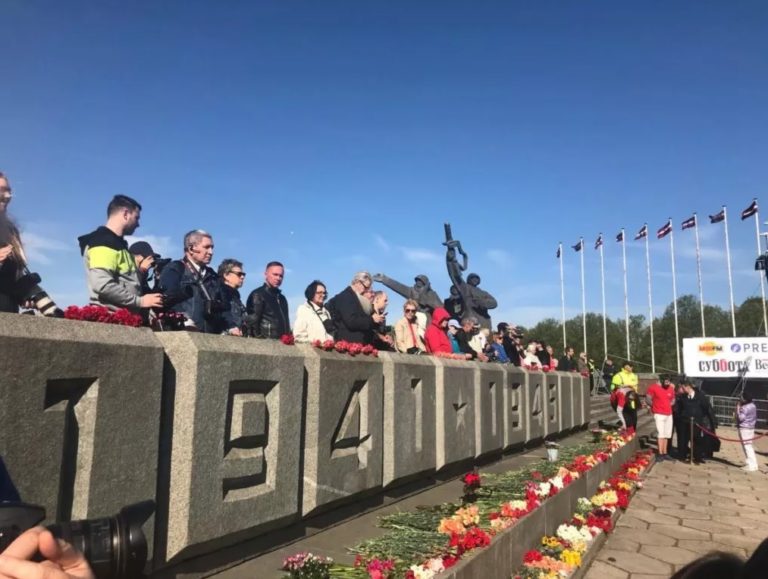 Пабрикс возмущен: в Даугавпилсе на празднике 9 мая заметили мужчину в форме НВС