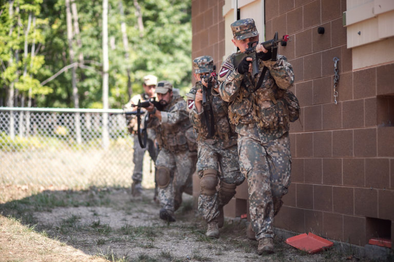 Пять раз нарушал закон: земессарга оштрафовали на 1200 евро за езду без прав